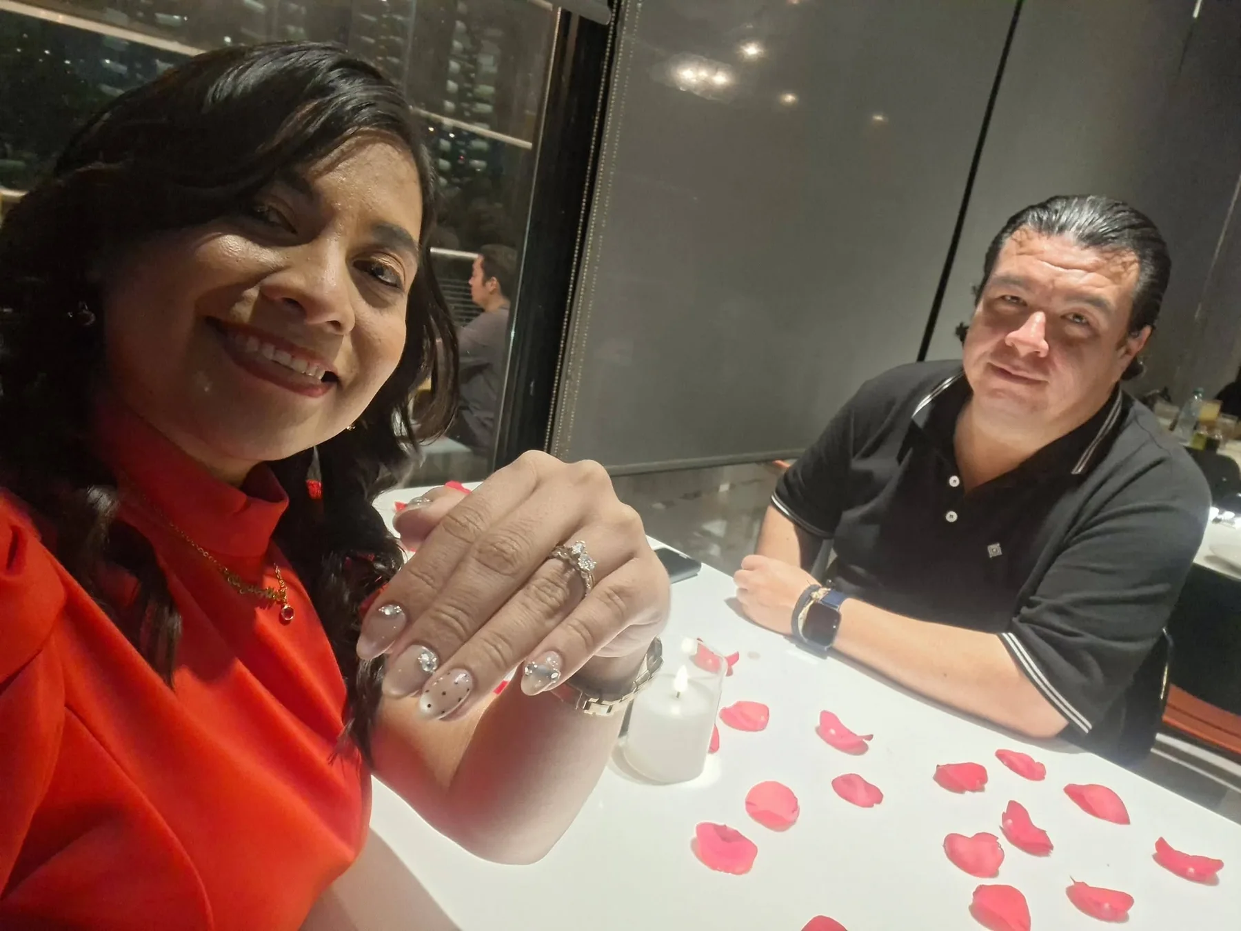 Elizabeth y Rafael celebrando su compromiso
