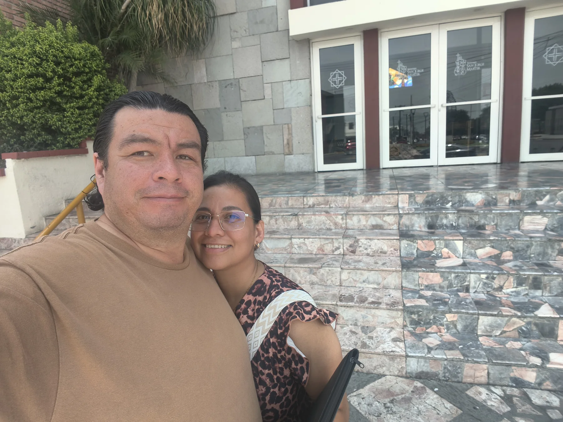 Afuera de la iglesia, separando la fecha — Elizabeth y Rafael
